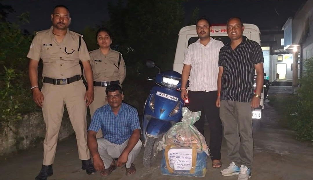 देहरादून में अवैध शराब के खिलाफ बड़ी कार्रवाई, स्कूटी सवार तस्कर गिरफ्तार