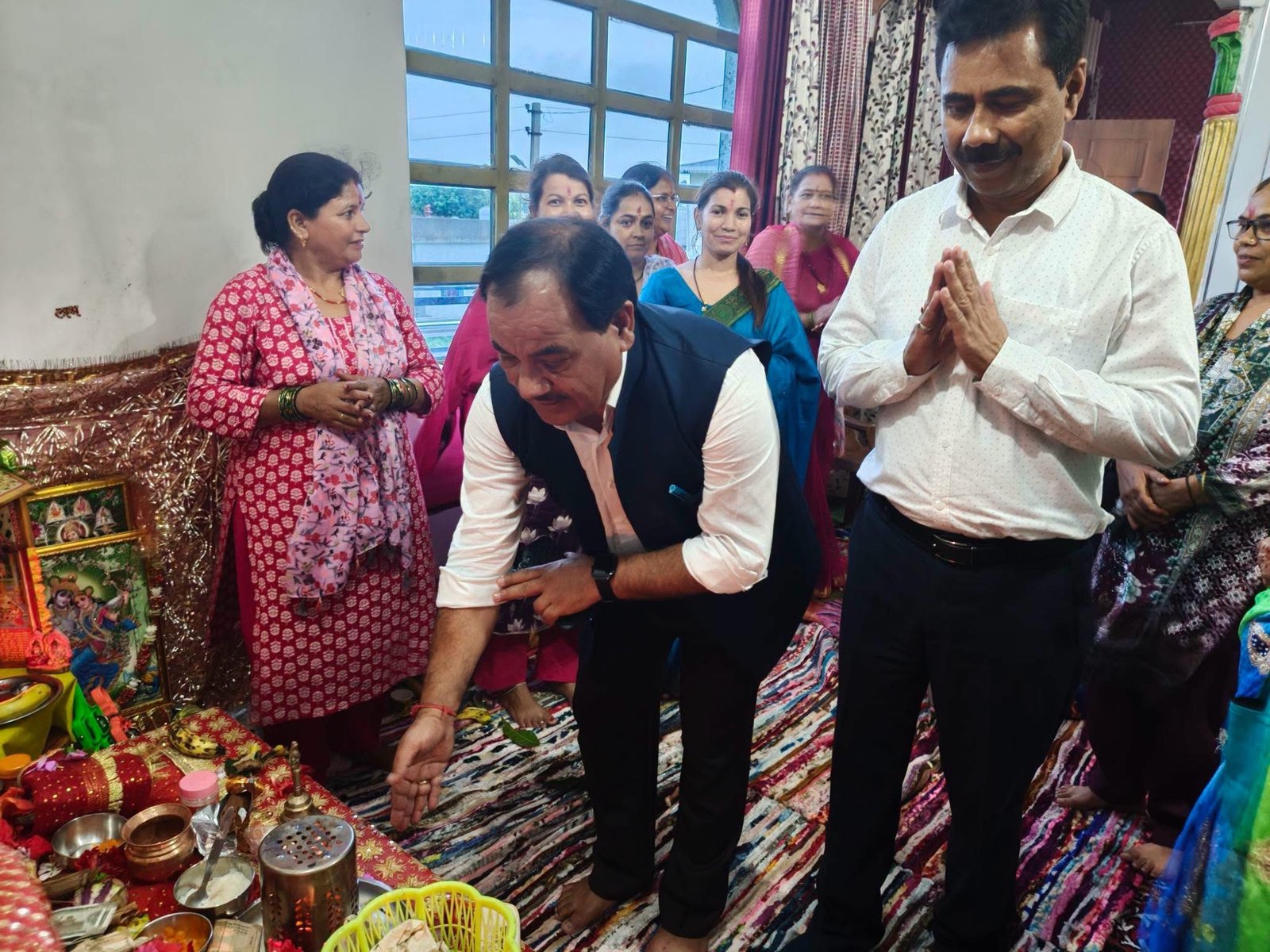 सावन के कीर्तन में भक्ति में लीन दिखे डॉ. हरक सिंह रावत, परिवर्तन संकल्प यात्रा के तहत सहसपुर में किया जनसंपर्क