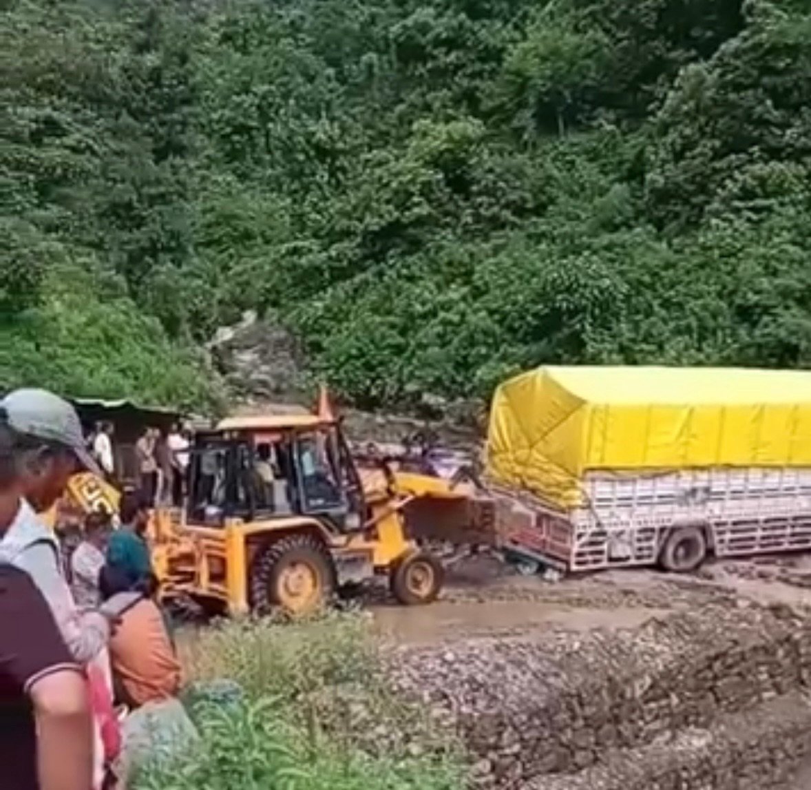 बरसाती नाले में फंसा सेब से भरा ट्रक, जेसीबी की मदद से सुरक्षित निकाला गया