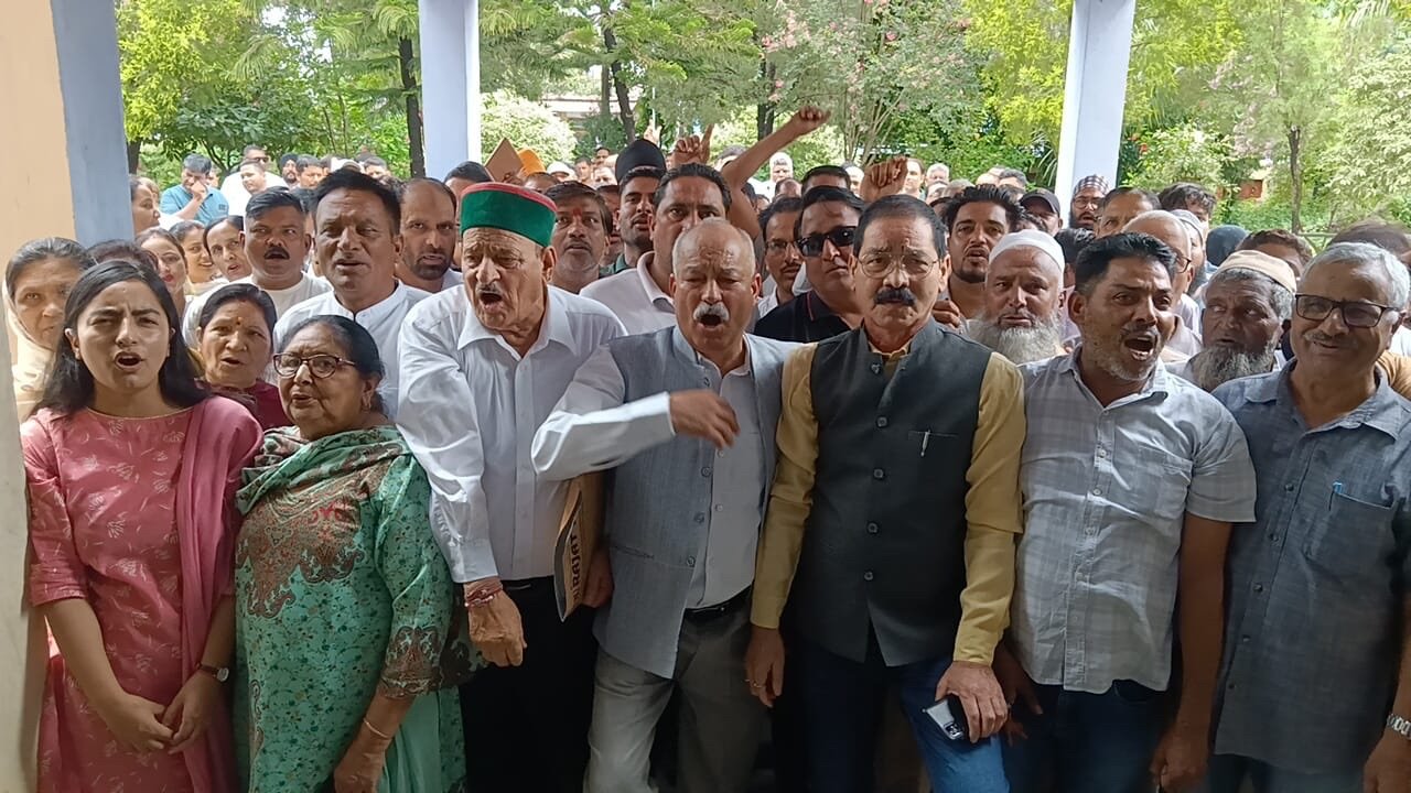 सीलिंग भूमि मामले में जन संघर्ष मोर्चा का तहसील घेराव