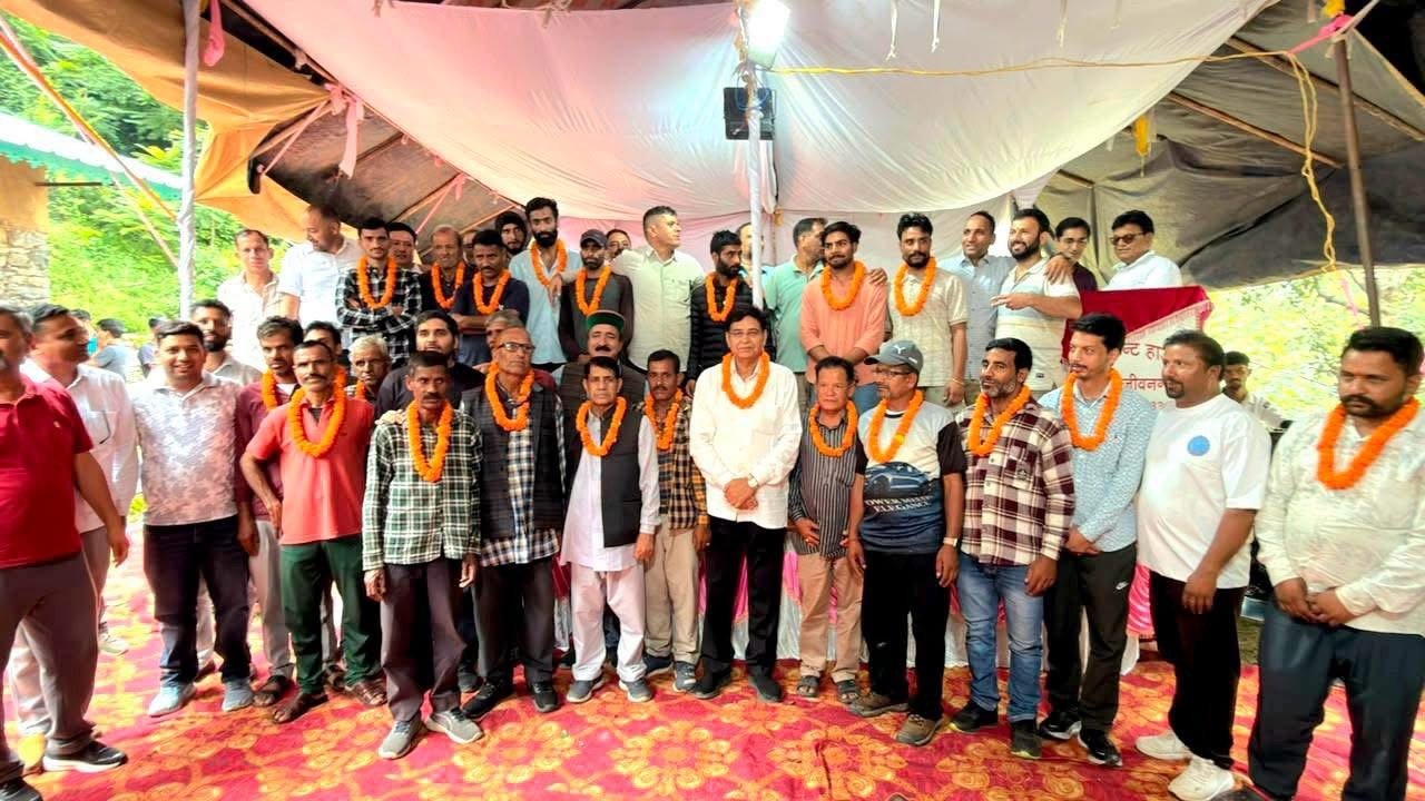 भाजपा की नीतियों से त्रस्त होकर कई लोगों ने थामा कांग्रेस का हाथ, प्रीतम सिंह ने किया स्वागत