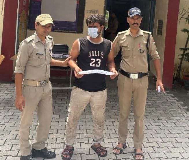 हिस्ट्रीशीटर हैदर उर्फ जग्गा खुखरी के साथ गिरफ्तार