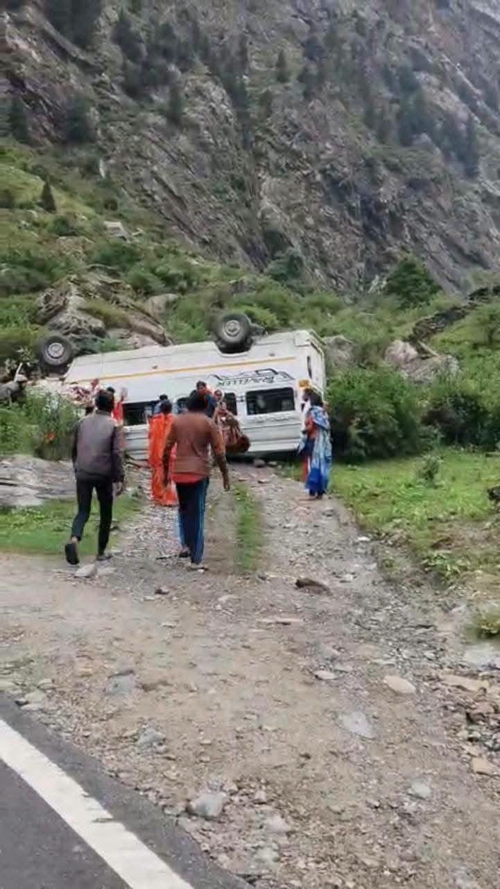 ब्रेक फेल होने से सड़क किनारे पलटा टेंपो ट्रेवलर, 17 यात्री सवार