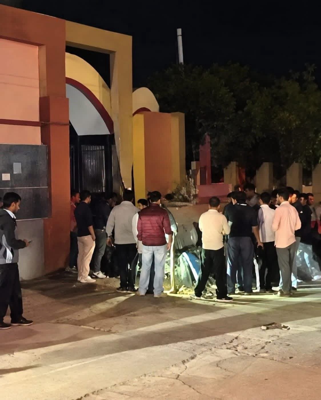 दून यूनिवर्सिटी के छात्रों का देर रात सड़क पर हंगामा