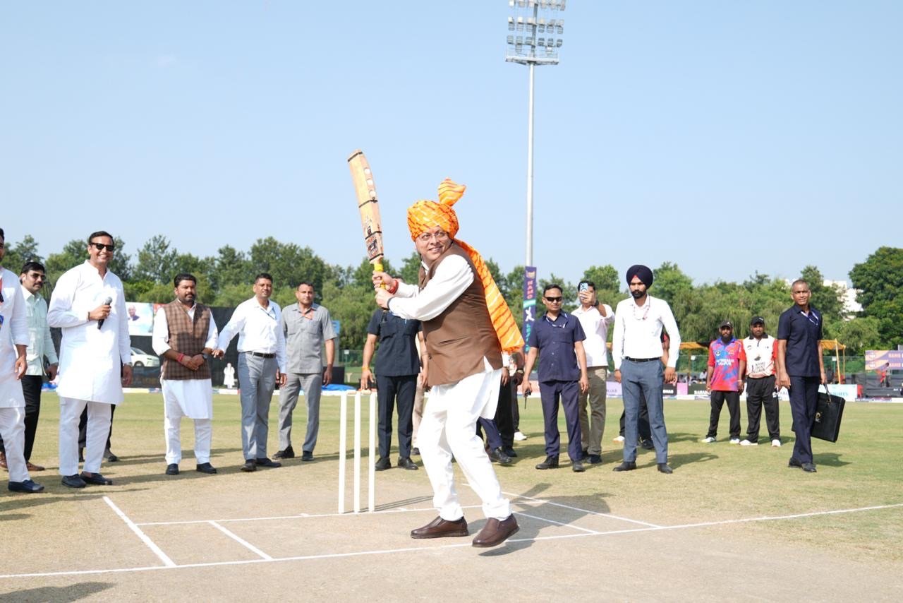 नमो क्रिकेट लीग में सीएम धामी ने खिलाड़ियों संग खेला क्रिकेट, युवाओं को दिलाई नशामुक्ति की शपथ