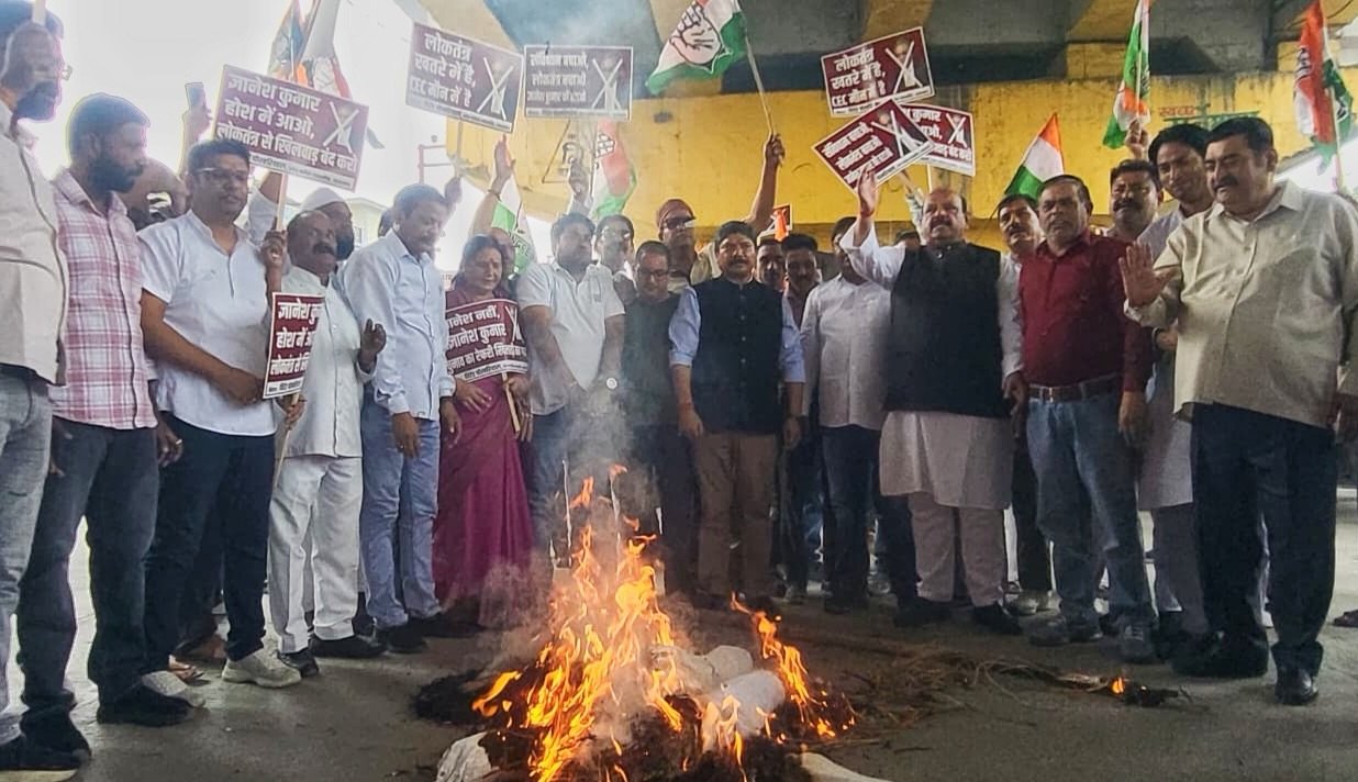 चुनावी धांधली और SIR के विरोध में कांग्रेस का प्रदर्शन, मुख्य चुनाव आयुक्त का पुतला फूंका