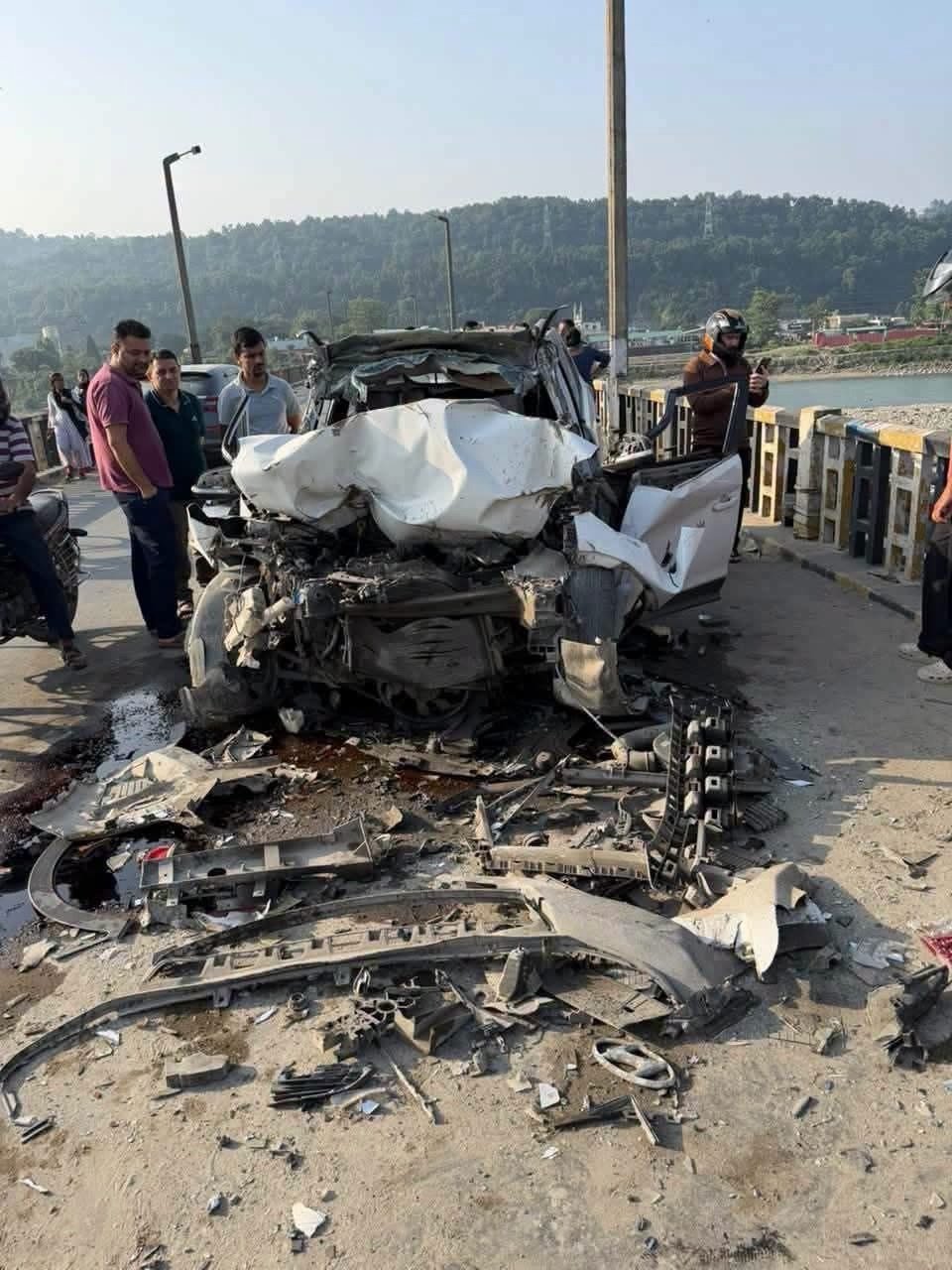 यमुना पुल पर डंपर से टकराई कार, तीन युवकों की मौत