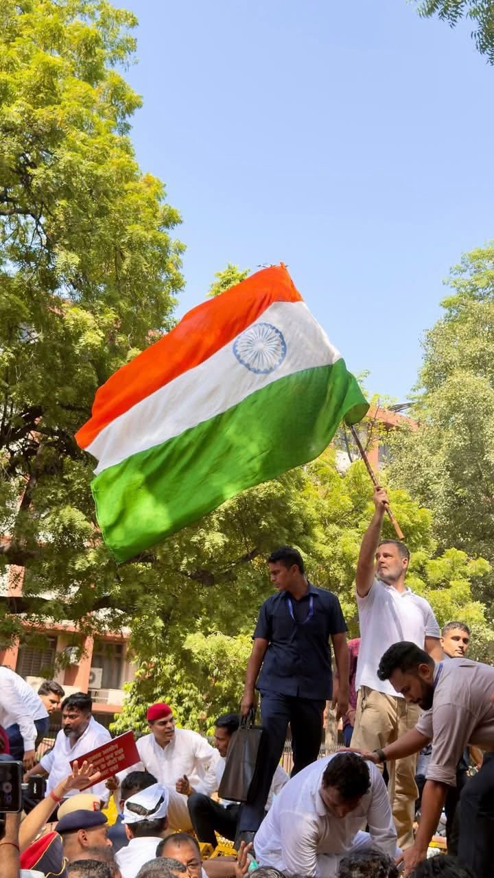 संसद से चुनाव आयोग तक INDIA गठबंधन का मार्च, बैरिकेड पर चढ़े राहुल गांधी ने लहराया तिरंगा