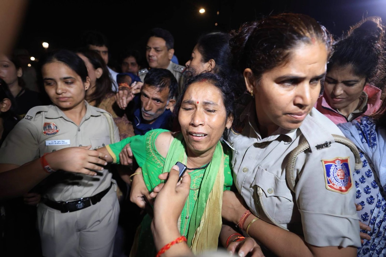 अंकिता के माता-पिता को तड़के हिरासत में लिया, इंडिया गेट पर पुलिस कार्रवाई से गरमाया मामला