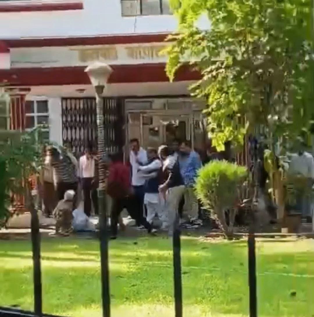 गुरुकुल कांगड़ी विश्वविद्यालय में हिंसक झड़प, कुलसचिव को जमीन पर गिराकर पीटने का आरोप
