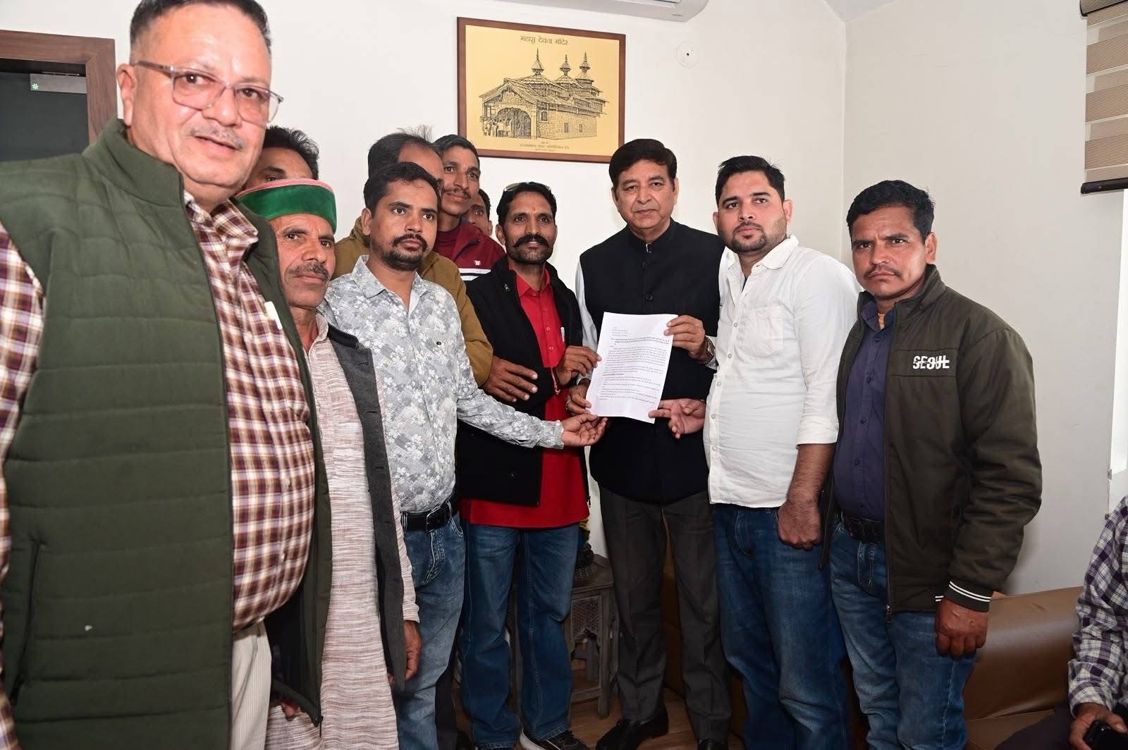 गडोग-सकरोल-खड़ीन-चुनौ मार्ग के निर्माण में अनियमितताओं का आरोप, ग्रामीणों ने विधायक को सौंपा शिकायत पत्र